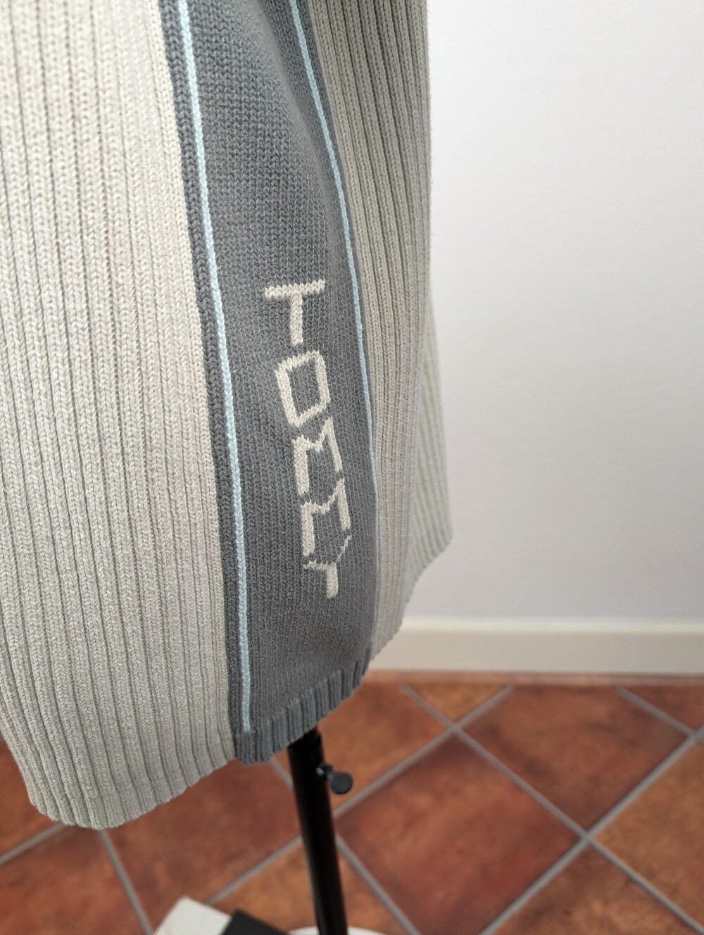 Tommy Hilfiger Red Label Y2K Ribbed Sweater with Gray Trim - Picture 7 of 10